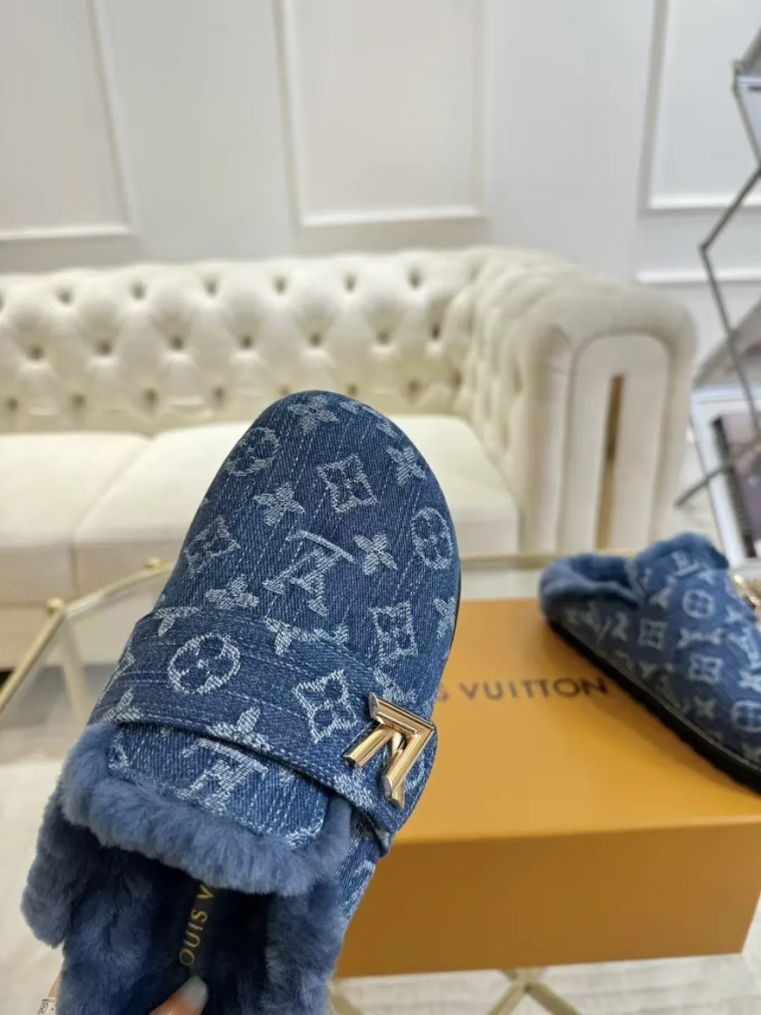 p600✨ LV Couple’s Wool Slippers｜Full of high-end feel, the soles of your feet are luxurious✨ We have achieved the ultimate restoration of the "higher version" of this pair of LV classic toe-toe slippers! 👫💫 🌟 The core advantages are clear at a glance: ✔️ Original jacquard + cowhide fabric, delicate texture, high-end at first glance; ✔️ 280% pure wool lining, wearing barefoot is like stepping on clouds ☁️, soft and skin-friendly and not sweaty; ✔️ Non-slip rubber bottom + three-dimensional toe design, super stable for walking, fashionable and practical!  👀 Must-have attention to detail: Belt buckle + classic LV presbyopic elements, revealing the aura of a big-name brand in a low-key manner ~ Whether it is a couple dating or a trip with besties, both of them are the focus when they go out👟💖 ✨ Easily match the wardrobe: jeans + sweaters, lazy and casual style ✔️ Coat + skirt, refined and elegant ✔️ One pair of shoes can handle a variety of styles, and the sense of luxury is never artificial ~ #LV slippers #couple outfit #High-End Customization #Quality Shoes Recommendation Fabric: Yangjing/classic jacquard fabric Lining: Imported wool lining Sole: Original rubber sole Size: Female 35-41 Male 38-46